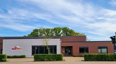 Eingangsbereich mit Turnhalle wie es von der Straße aus zu sehen ist