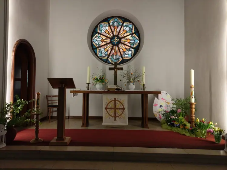 Zu sehen ist der Altarraum der Benthullener Kirche, er ist österlich geschmückt