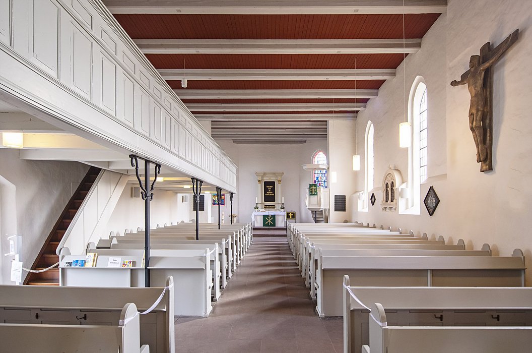 Die Marienkirche ist innen in Richtung Altar zu sehen