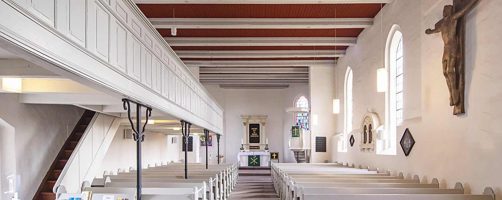 Die Marienkirche ist innen in Richtung Altar zu sehen