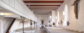 Die Marienkirche ist innen in Richtung Altar zu sehen