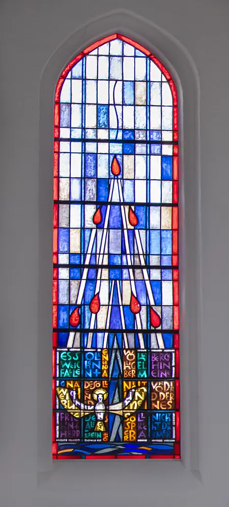 Kirchenfenster in der Ostseite der Marienkirche, auf dem eine Taube zu sehen ist.