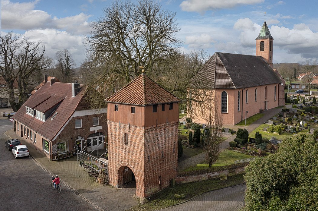 Blick von oben auf Kirche und Glockenturm