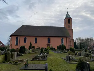 Auf diesem Bild sieht man, dass die Marienkirche auf einer Anhöhe gebaut wurde. Um sie herum wurden viele traditionelle Wahl- und Reihengräber angelegt. 