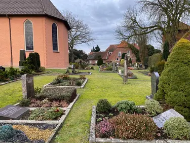 Bepflanzte Gräber auf dem Westteil des Friedhofs